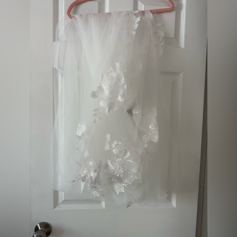 Madi Lane ELORA veil (Brand new)